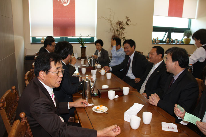 meeting1.jpg